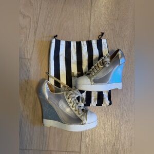 L.A.M.B. Leather Embossed Wedge Sneakers Y2K Sporty Retro Preppy gold/white 6.5